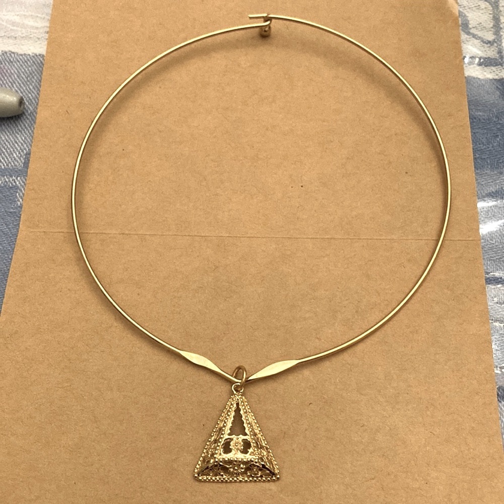 🐸Triangular, Goldtone PENDANT with FLORAL motif + Goldtone COLLAR NECKLACE